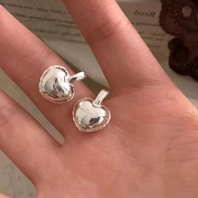 【胖嘟嘟】立體愛心耳環1對(字母 垂墜 綴飾 飾品 耳飾 耳釘 耳針 耳扣 首飾)