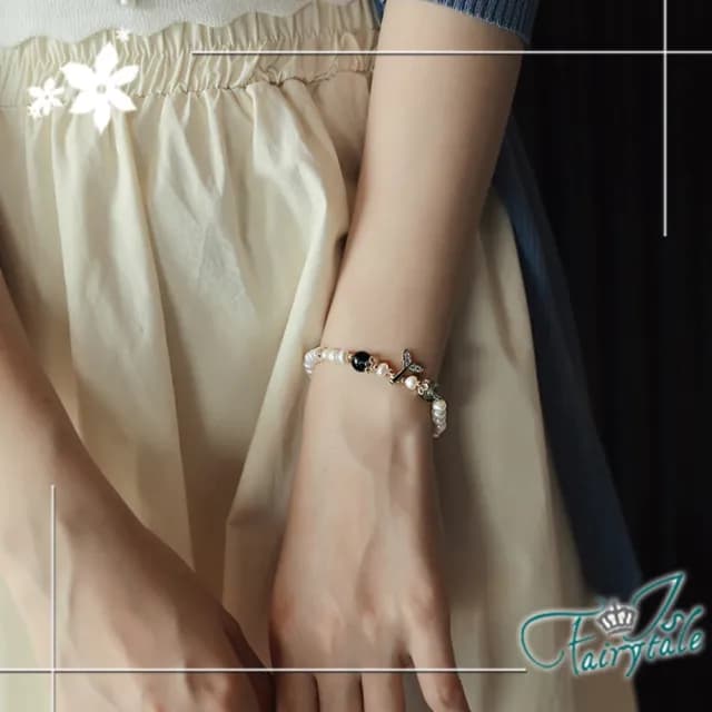 【伊飾童話】水鑽魚尾 綠髮晶不規則淡水珍珠伸縮手鍊