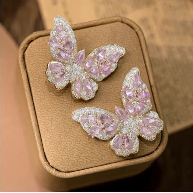 【浪漫粉紅】粉色鑽石蝴蝶耳環1對(閃耀 優雅 造型飾品 裝飾 耳飾)