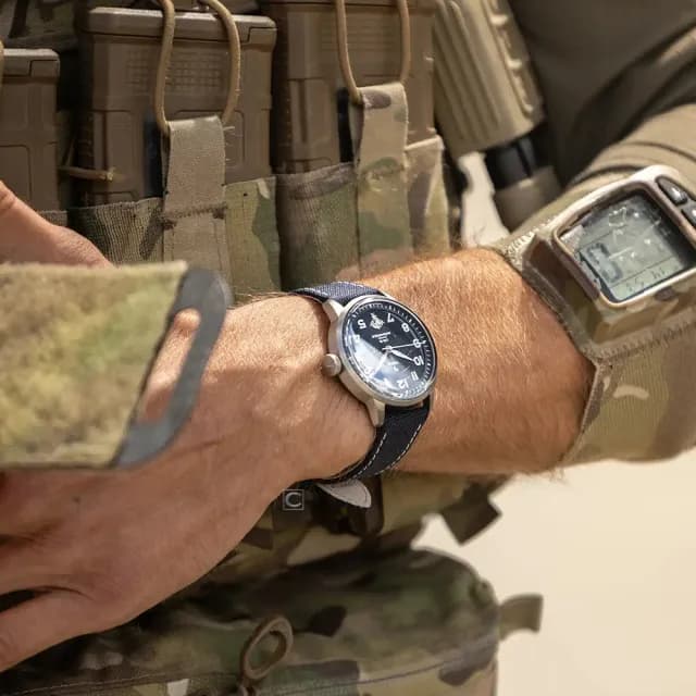 【YEMA】野馬錶 法國空中傘兵突擊隊第10號 CPA 10 聯名款 機械錶(64.25.10.05.TN.D5)