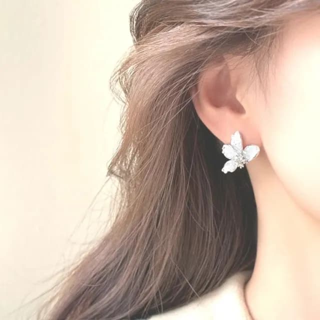 【多變花】漸變藍水晶花瓣耳釘1對(耳針 耳環 配飾 耳飾 復古 輕奢 氣質 女生 飾品)