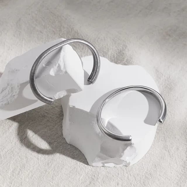 【vacanza】Plain-me聯名｜剛柔並濟．流線圓弧．醫療鋼手環