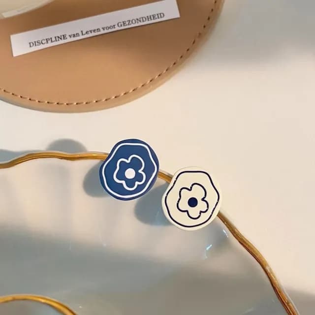 【學院風格】不對稱花朵銀針耳環1對(設計感 耳墜 耳飾 耳針 耳釘 首飾 垂墜耳環 情人節 送禮物)