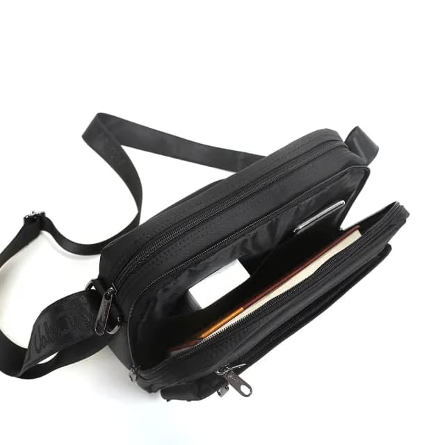 【Valentino Rudy 范倫鐵諾.路迪】機能收納休閒橫式斜背/側背包(黑色 VR21922-1 七夕情人節禮物 送禮 男包)