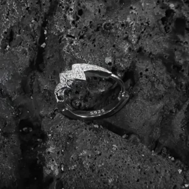 【LEESA】雙11 閃電圈圈耳環\純銀材質\質感簡約\氣質百搭\輕盈舒適\送禮首選\男士耳扣\個性耳飾\抗過敏