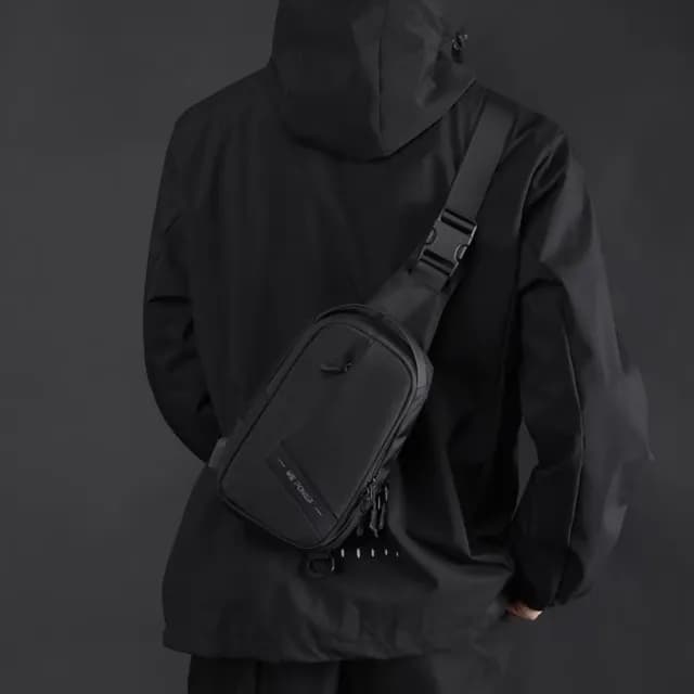 【紳士風範】雙11 極簡輕巧機能男士防潑水胸前包(牛津布 休閒斜背包 USB充電側背包 單肩包 交換禮物 運動)