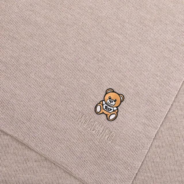 【MOSCHINO】簡約電繡小熊LOGO純羊毛保暖披肩長圍巾(淺褐)