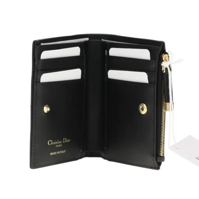 【Dior 迪奧】Caro Dahlia 大籐格紋羊皮 綴以水晶 錢包 卡夾 皮夾 短夾 黑色 S4208UHNN_900