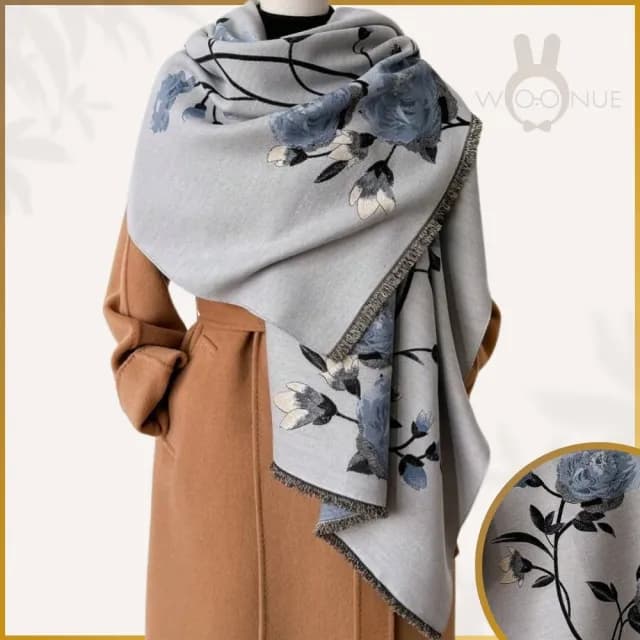 【WOONUE】超柔質感羊毛圍巾雅緻富貴牡丹藍花百搭披肩藏青(新年送禮過年閨蜜生日禮物媽媽女友老婆禮物)
