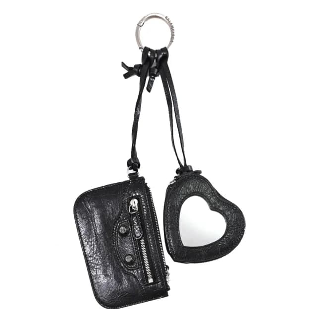 【Balenciaga 巴黎世家】品牌鉚釘釦愛心吊飾信用卡證件名片零錢包(黑)