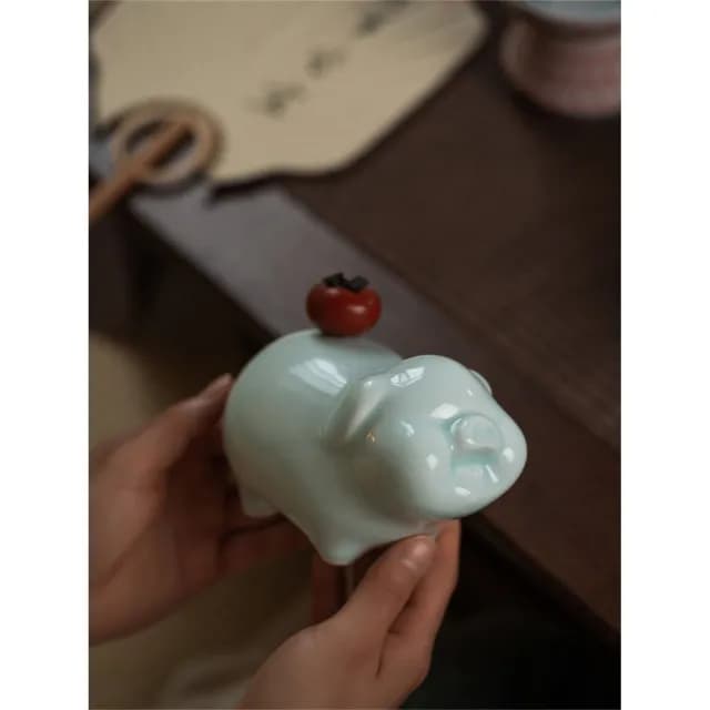【新川】諸事大吉陶瓷豬 柿子馱背造型 喬遷新居禮品(辦公室吉祥物 陶瓷豬擺飾 職場好運點綴)
