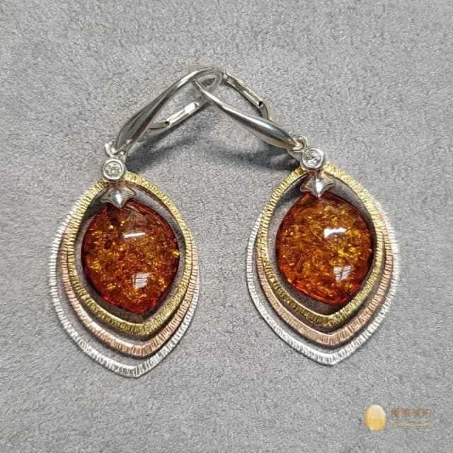 【優雅琥珀】母親節禮物  干邑色琥珀 三色金 銀質耳環(優美珀花 搭配三色金邊框 更形亮麗)