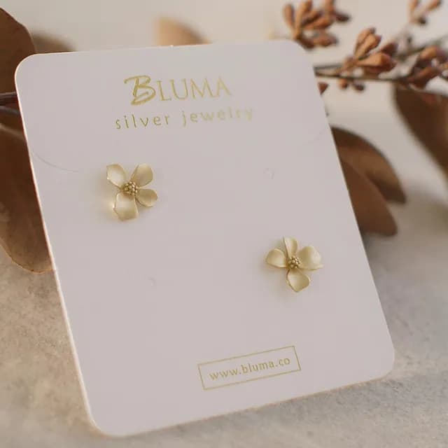 【BLUMA】小花耳環 記憶裡的梔子花純銀耳環(金色綻放花朵 925純銀耳飾 釘式耳環 飾品禮盒
