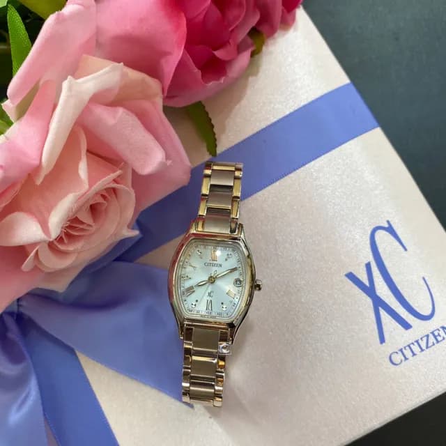 【CITIZEN 星辰】XC 光動能電波萬年曆女錶 禮物 推薦(ES9354-69B)