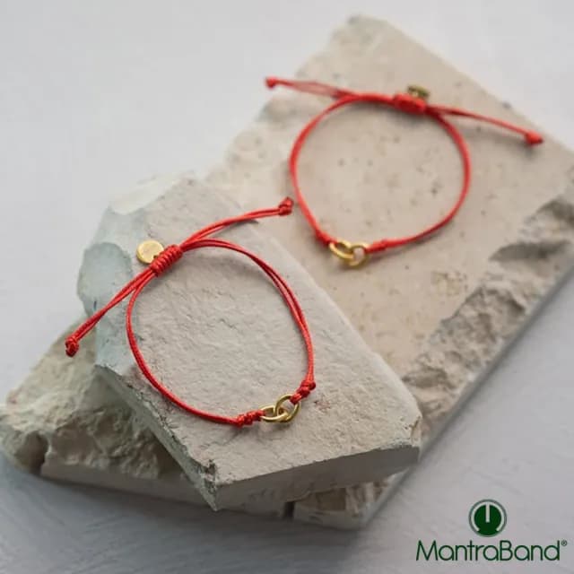 【MantraBand】美國悄悄話 金色圓滿雙圈對鍊 幸運紅繩手鍊 2件組(幸運紅繩手鍊)