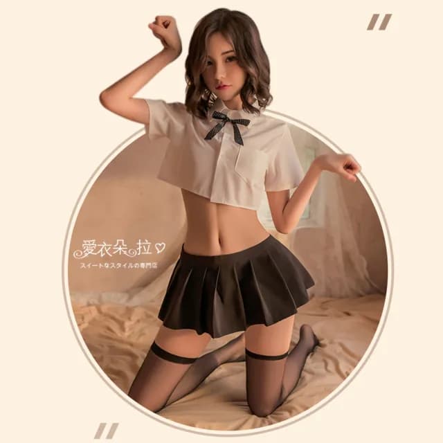 【愛衣朵拉】高校制服 日系性感學生服 短版白襯衫黑百摺裙(情趣角色扮演 情人節禮物)