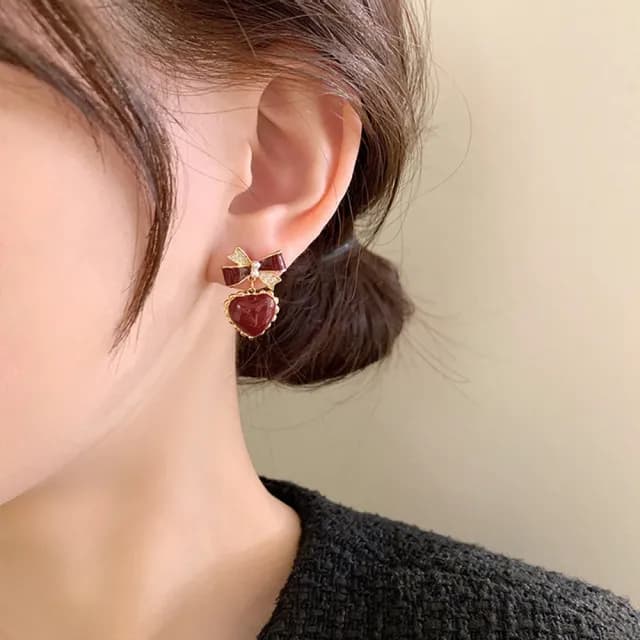 【Emi 艾迷】聖誕節 紅色系完美絨感蝴蝶結珍珠愛心 925銀針耳環(聖誕禮物 交換禮物)