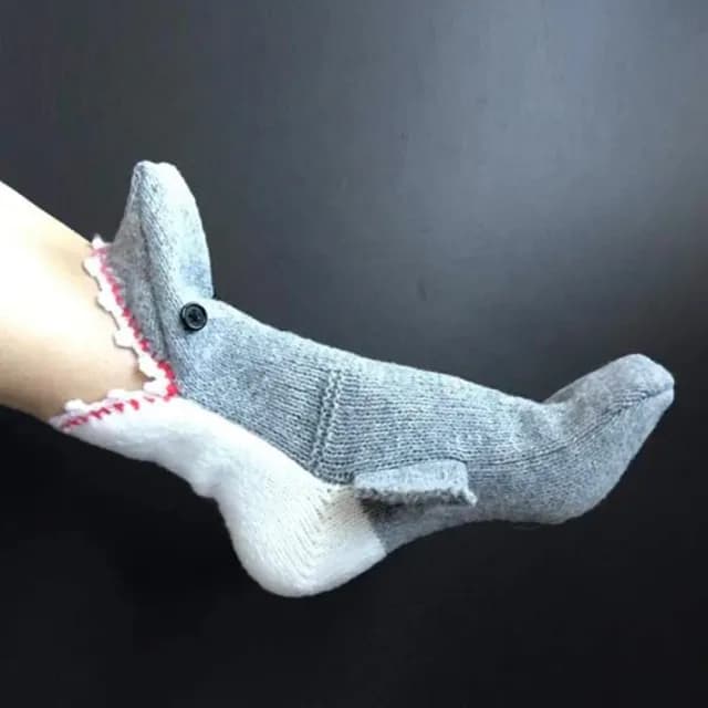 【童趣襪 鯊魚襪 卡通襪】鯊魚咬腳襪 逗趣！可愛！(有趣 好玩 送禮 交換禮物 高恥度 療癒小物 棉襪)