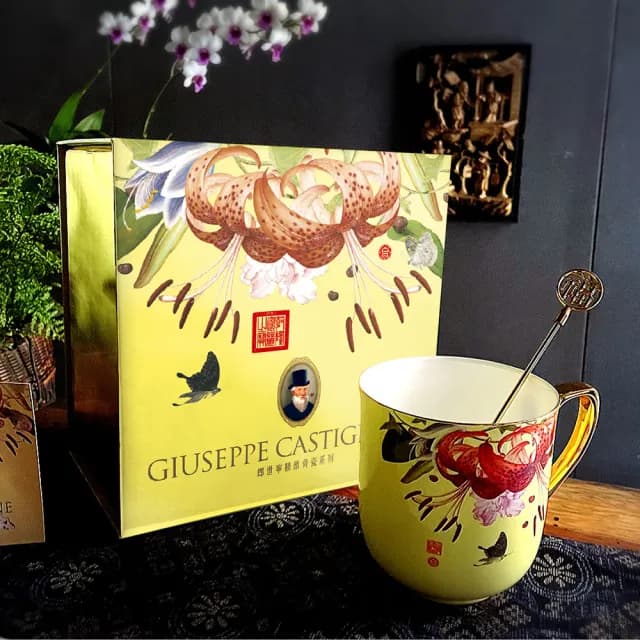 【TALES 神話言】郎世寧-仙萼長春骨瓷-百合馬克杯(文創 藝術 創新 送禮)