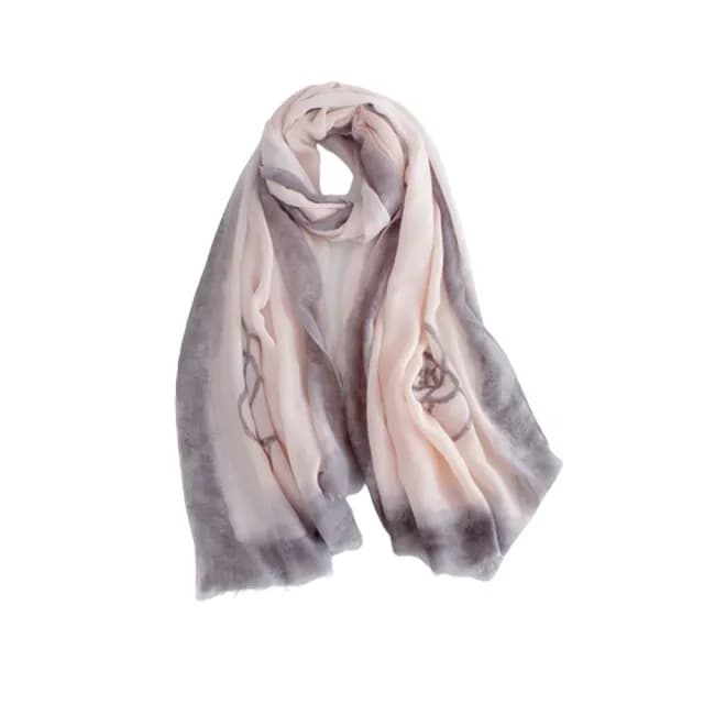 【Emi 艾迷】小香風 裸粉 圍巾 薔薇柔感羊脂絨 薄圍巾 披肩