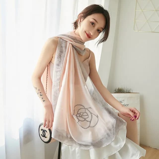 【Emi 艾迷】小香風 裸粉 圍巾 薔薇柔感羊脂絨 薄圍巾 披肩