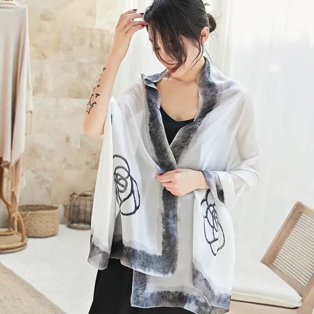 【Emi 艾迷】小香風 裸粉 圍巾 薔薇柔感羊脂絨 薄圍巾 披肩