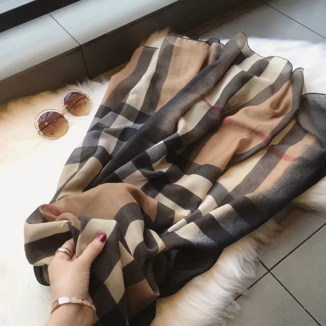 【Emi 艾迷】低調經典 圍巾 格紋棉麻 薄圍巾 披肩