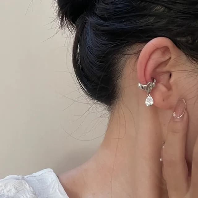 【Oni 歐妮】水滴造型鋯石 不對稱耳骨夾式耳環無耳洞耳扣耳夾耳窩夾(1個入)
