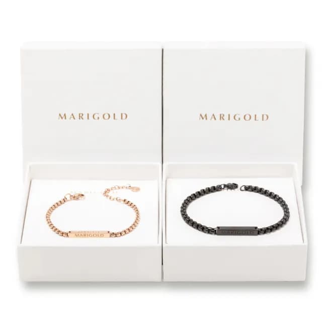 【MARIGOLD 美爾朵】情侶手鍊｜四種語言幸福手鍊西德鋼對飾禮盒(情侶對飾 情人節禮物)