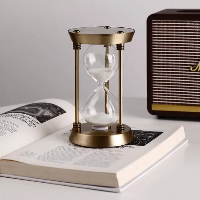【居家擺飾】金屬復古三角柱玻璃沙漏(北歐風 古典 計時器 藝術品 流沙 擺件 生日禮物 情人禮物)