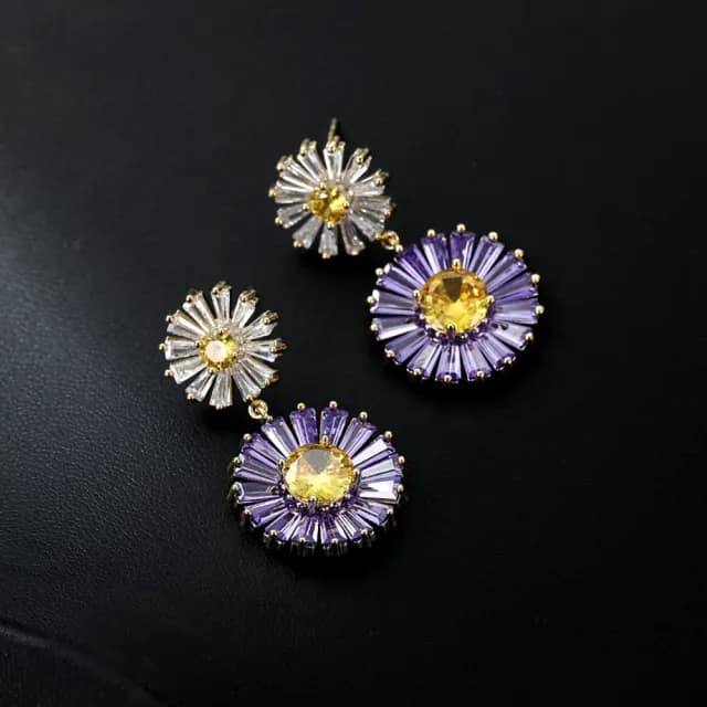 【VERDNIA】彩色鋯石925純銀針紫色雛菊花朵垂墜吊墜耳環054(時尚潮流女淡金色耳飾)