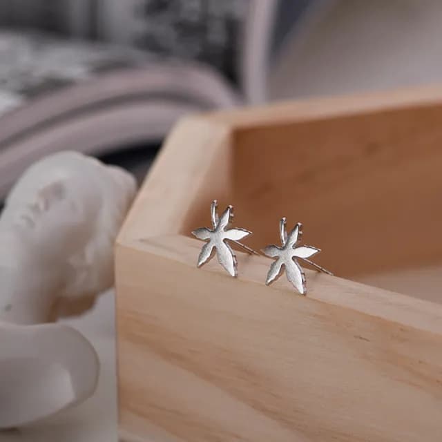 【Umi】可愛楓葉造型耳環(日韓時尚潮流女飾品 銀色耳飾 耳針 耳墜 耳釘 生日 情人節 禮物)