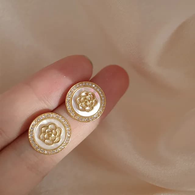 【Umi】925純銀針淡金色微鑲鋯石復古輕奢珍珠光澤花朵造型圓形耳環864(日韓時尚潮流耳飾耳針耳墜耳釘)