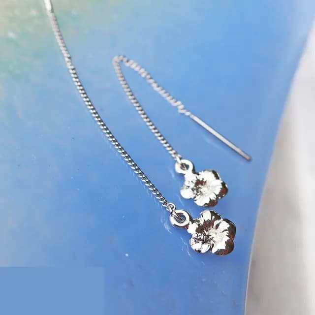 【日本MELODY ACCESSORY】日本製優雅浪漫花朵造型長耳環 垂墜吊墜穿式長形耳飾 日式輕珠寶(銀色)