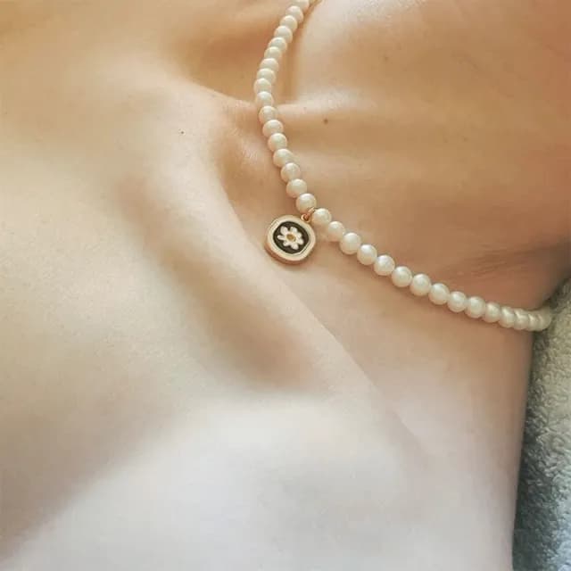 【KT DADA】包包 短項鍊 鎖骨鏈 生日禮物 小雛菊吊牌珍珠鏈 歐美項鍊 珍珠項鍊 小香項鍊 復古項鍊 珐