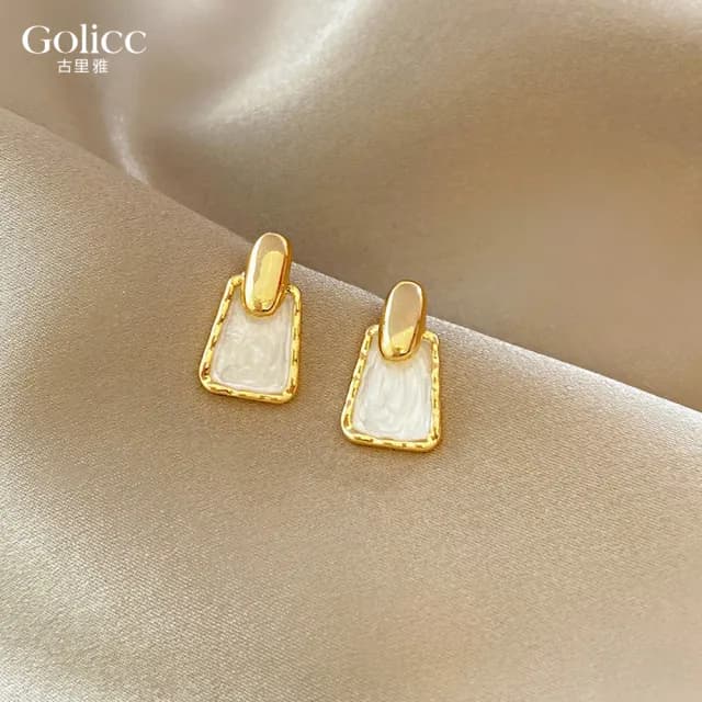 【Golicc】耳環 韓國 白色 山茶花(七夕 情人節 生日 飾品 耳釘 耳飾 耳墜 禮物)