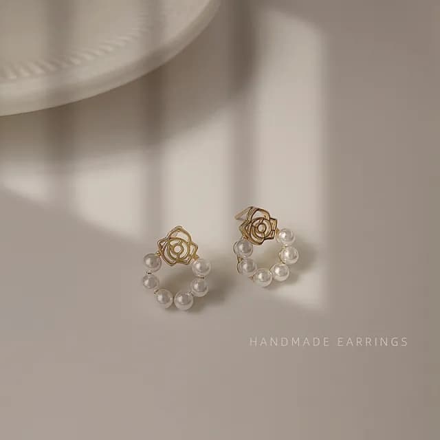 【TWINKLE】花卉系列 鏤空玫瑰花x人造珍珠925銀針耳環#TW0197(鍍14K金 925銀針)