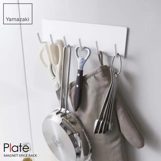 【YAMAZAKI】Plate磁吸式廚具小物掛鉤-白(廚房收納/收納架/置物架/餐具收納/掛勾)