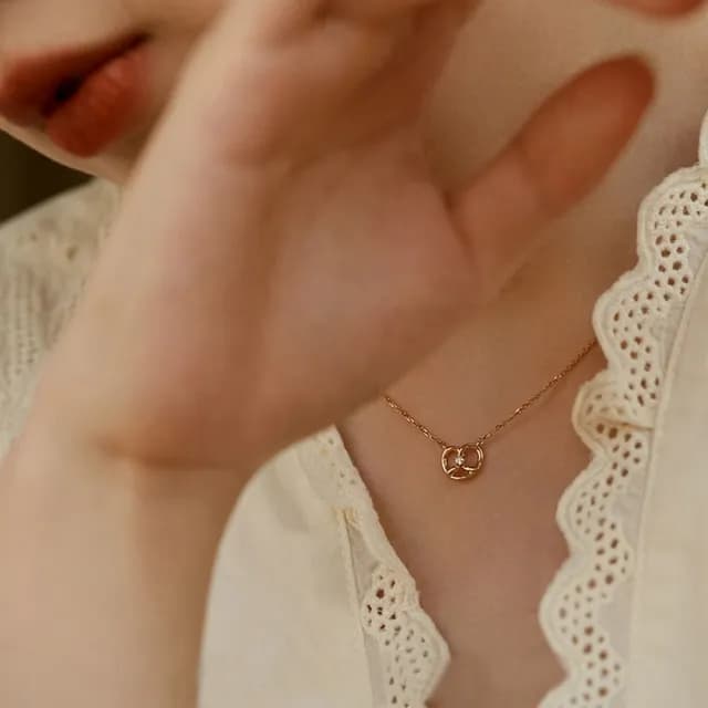 【Golicc】項鍊 韓版 簍空 繩結 愛心(七夕 情人節 生日 飾品 耳釘 耳飾 耳墜 禮物)