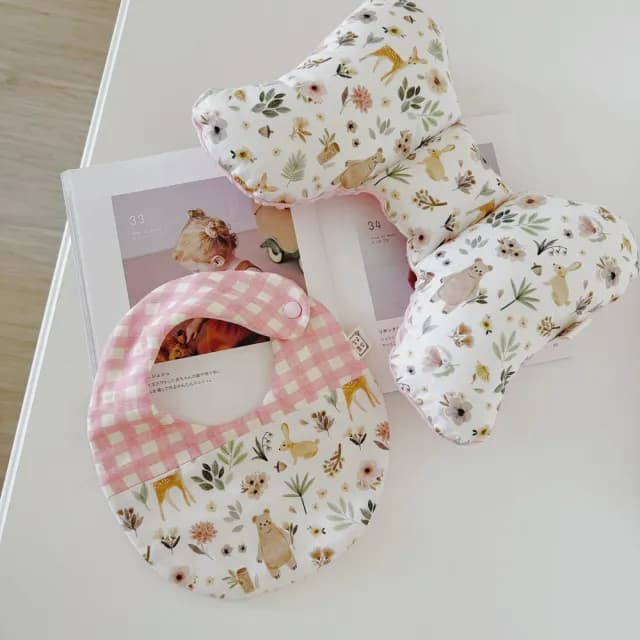 【Lianne baby】粉鹿熊森林手工寶寶蝴蝶枕圍兜彌月禮盒 嬰兒禮物(滿月禮 收涎禮物 週歲禮 彌月禮盒)