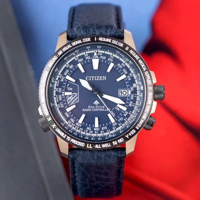 【CITIZEN 星辰】PROMASTER 穩重型男光動能電波對時真皮腕錶/黑藍x藍面(CB0204-14L)