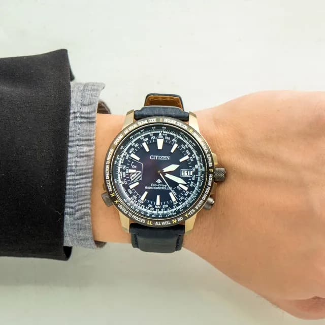 【CITIZEN 星辰】PROMASTER 穩重型男光動能電波對時真皮腕錶/黑藍x藍面(CB0204-14L)