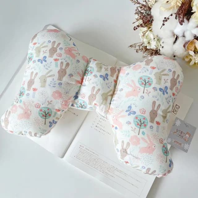 【Lianne baby】粉灰兔花草生活 嬰兒禮物 圍兜天使枕奶嘴鍊套 滿月禮(滿月禮 收涎禮物 週歲禮 彌月禮盒)