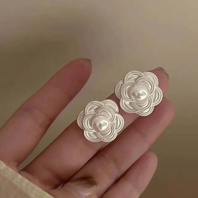 【INES】韓國設計復古高級感珍珠山茶花朵造型耳釘 耳環(珍珠耳環 山茶花耳環 花朵耳環)