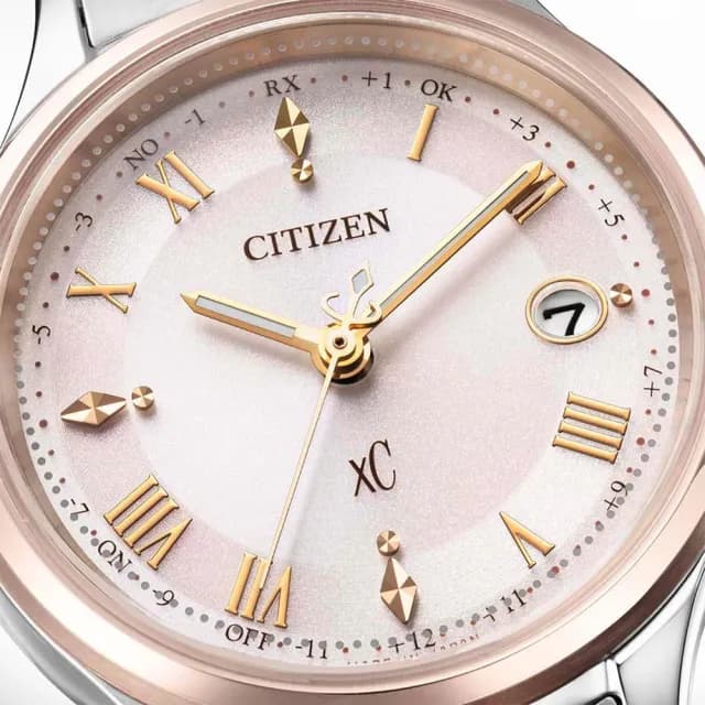 【CITIZEN 星辰】xC 光動能 鈦金屬 電波 女錶 藍寶石 手錶 玫瑰金色 畢業 禮物 推薦(ES9496-64W)