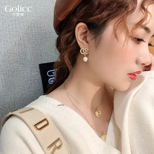 【Golicc】耳環 巴洛克 簡約鑲鑽字母 珍珠(99購物限定 生日 飾品 耳釘 耳飾 耳墜 禮物)