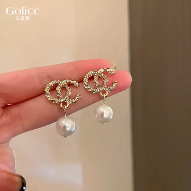 【Golicc】耳環 巴洛克 簡約鑲鑽字母 珍珠(99購物限定 生日 飾品 耳釘 耳飾 耳墜 禮物)