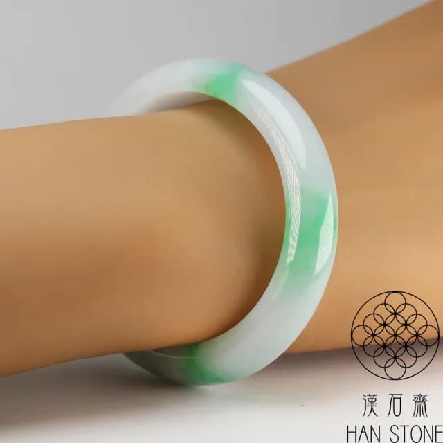 【漢石齋】情人節禮物 天然翡翠A貨 貴妃鐲玉鐲 飄花種帶辣綠(手圍16.3+14.1/ 版寬10.7mm)