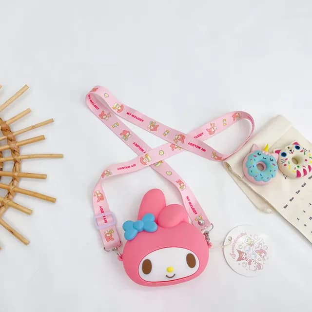 【SANRIO 三麗鷗】官方授權卡通矽膠零錢包 迷你斜挎包 Hello Kitty凱蒂貓小包(三麗