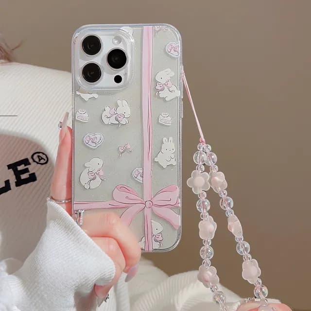 【LOYALTY】iPhone15Pro/15ProMax禮物蝴蝶結可愛兔兔串珠掛繩手機保護殼(附贈花朵串珠手機掛飾)